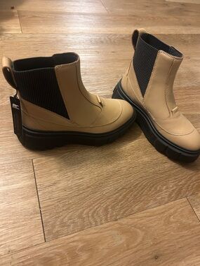 SOREL Chunky Chelsea Boots in Tan with Black Elastic size 6 $100